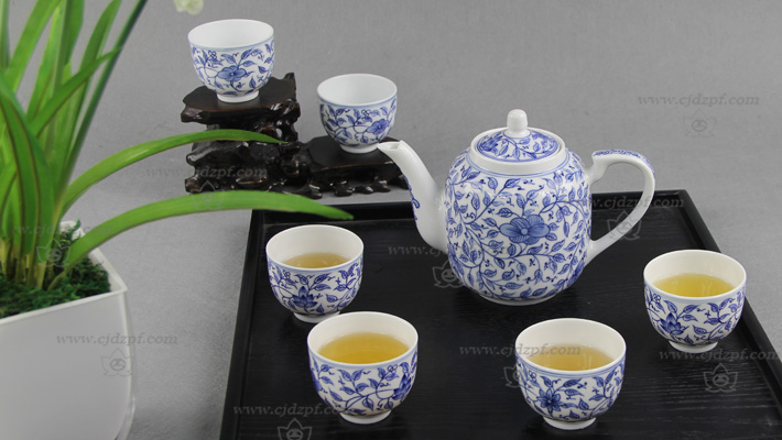 7头手绘青花(huā)茶具(缠枝莲)